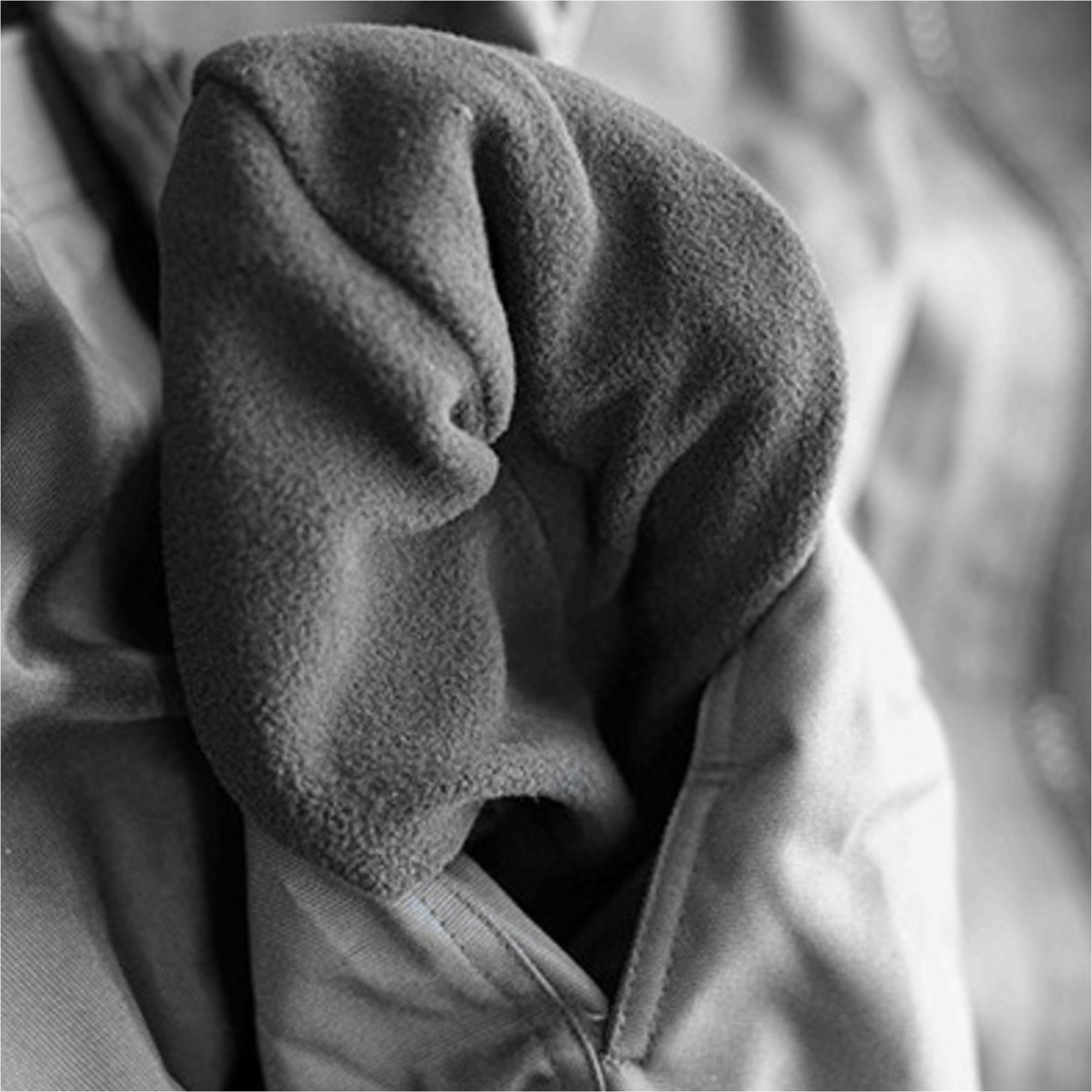 2025 Northcore Beach Basha Pro 4 Season Changing Robe / Poncho NOCO24J - Black